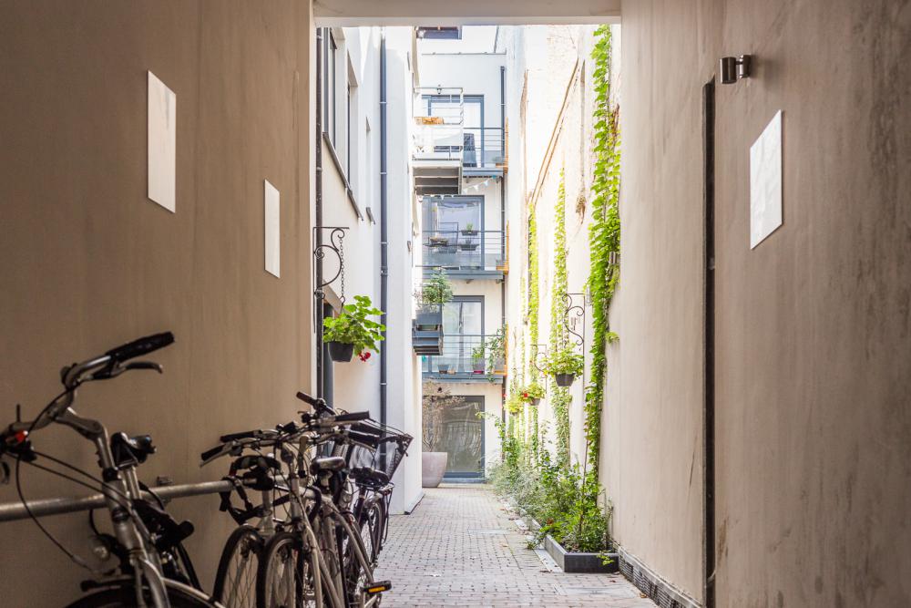 logement bruxelles Flandre eon architecture urbanisme passerelle acier galvanise